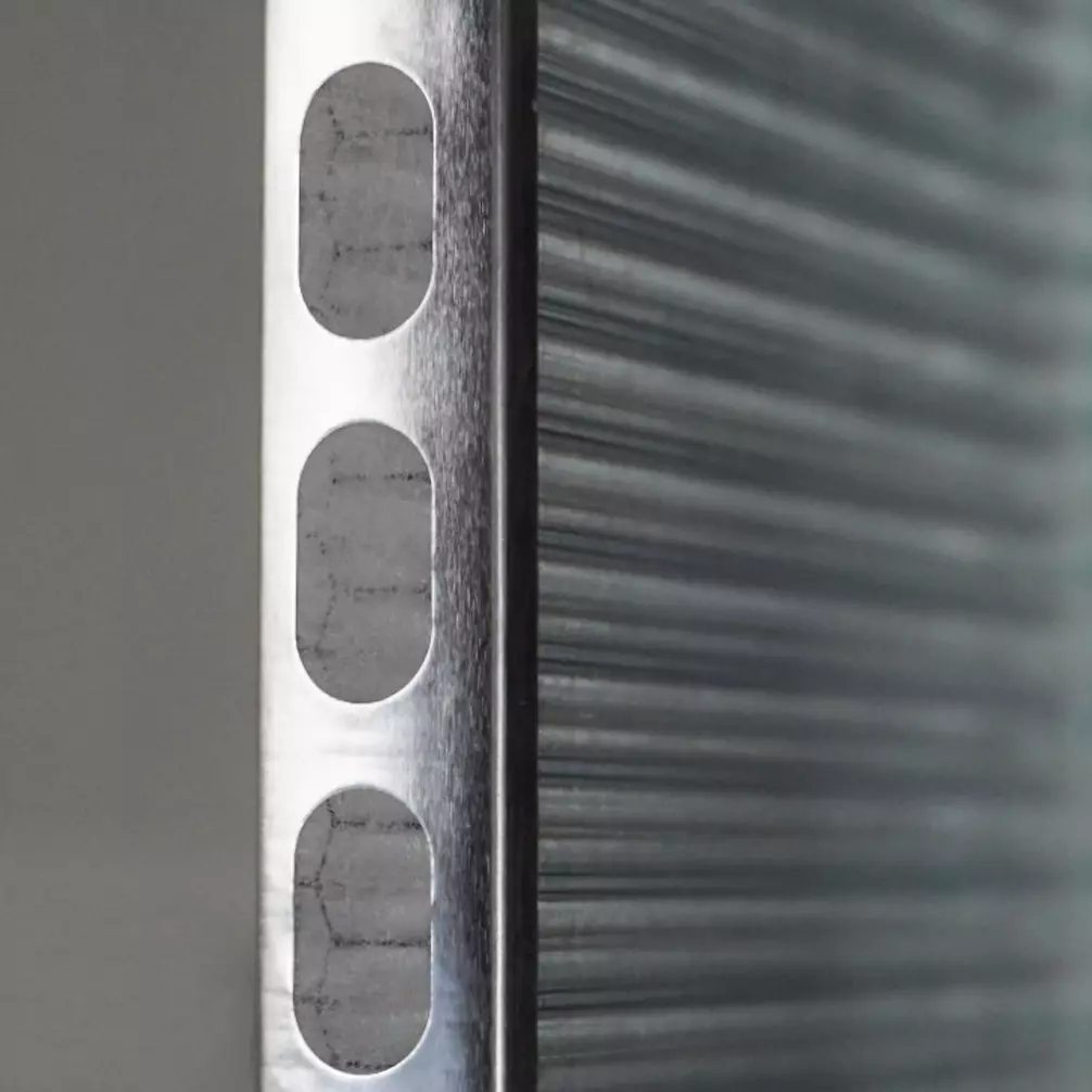 Detail van ventilerende aluminium tape op de kopse kant van een kanaalplaat