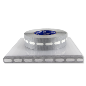 Rol ventilerende aluminium tape op de rand van een kanaalplaat